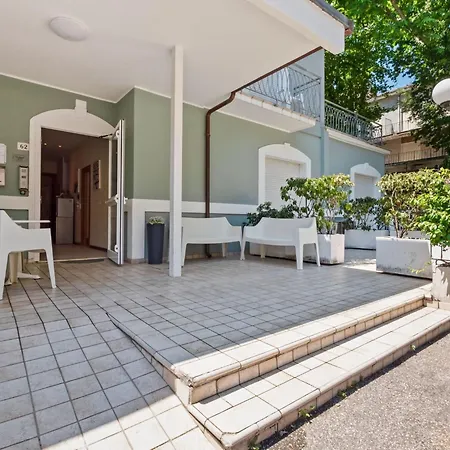 Modern In With Balcony Apartment *